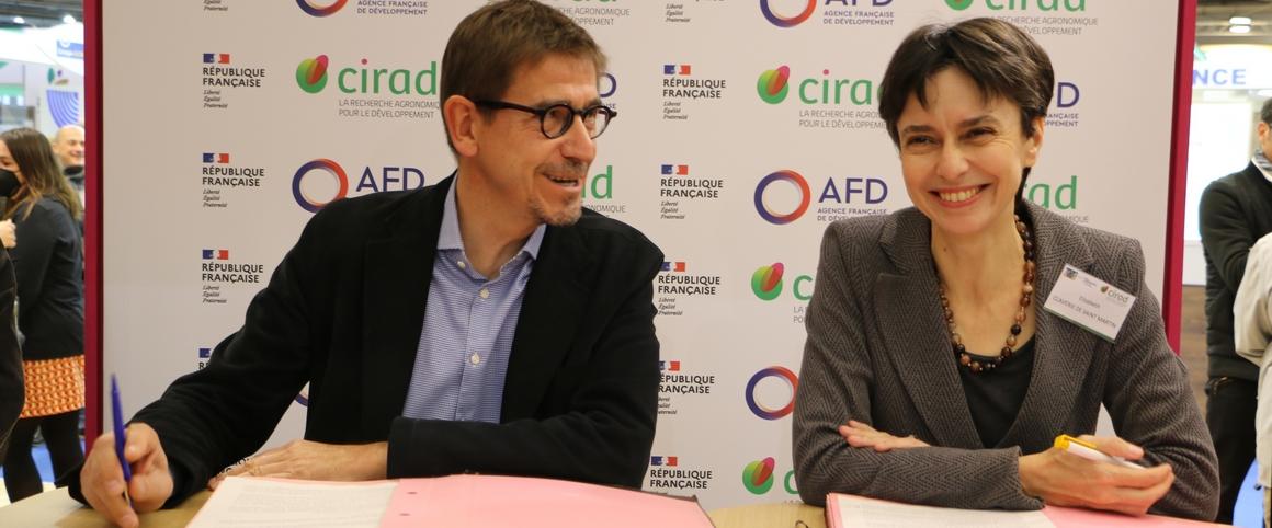 Signature of a framework agreement between Agronomes & Vétérinaires Sans Frontières (AVSF) and CIRAD © M. Adell, CIRAD